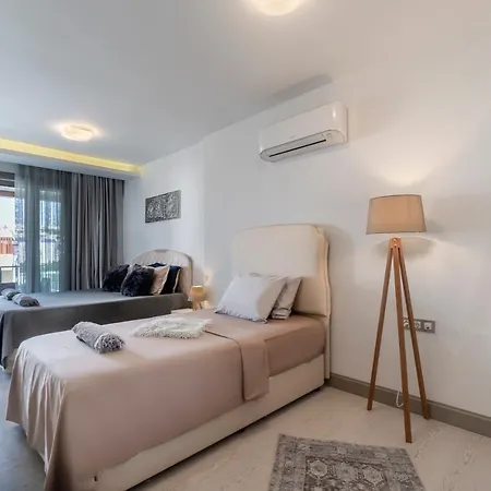 빌라 Deluxe Emilie With Private Swimming Pool *